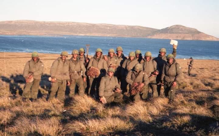 Foto grupal de los Zapadores del Ejército Argentino cerca de la costa de la Bahía Fox Este.