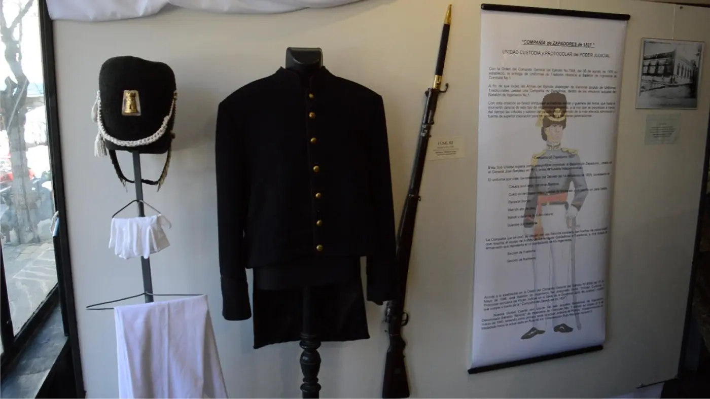 Uniforme militar de la compañía de zapadores luce en el museo departamental