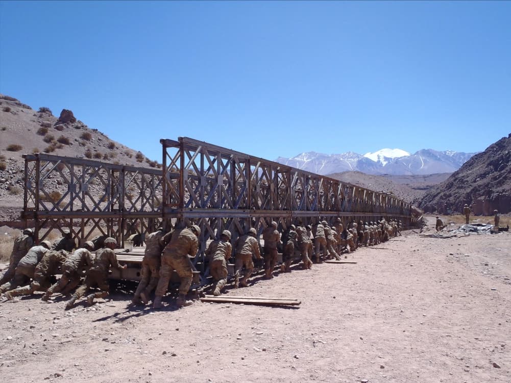 Zapadores moviendo un puente metalico