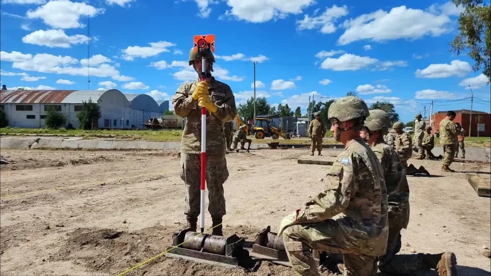Hombre del Ejército Argentino nivelando las bases del puente.